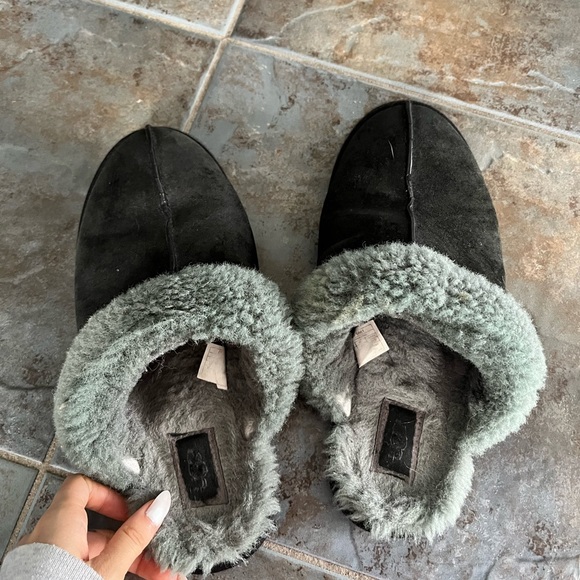 UGG Men Black Scuff Leather Slipper - Picture 3 of 5